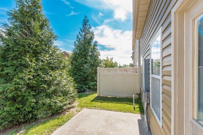 Building Photo - This 3 BR/2.5 BA Oak Hill Townhome Should Satisfy Your Standards!!!