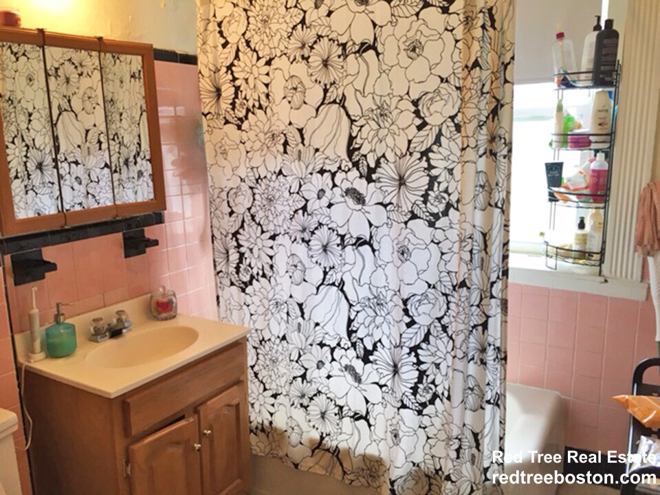 Building Photo - 1589 Beacon St