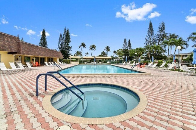 Building Photo - 1100 Boxwood Dr