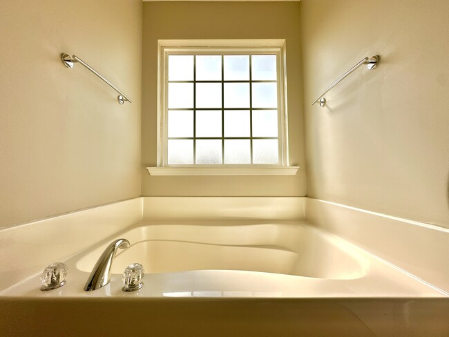 Building Photo - 5756 Emily Ln