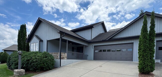 Building Photo - Weaverville - Well Kept Townhome with Flex Space