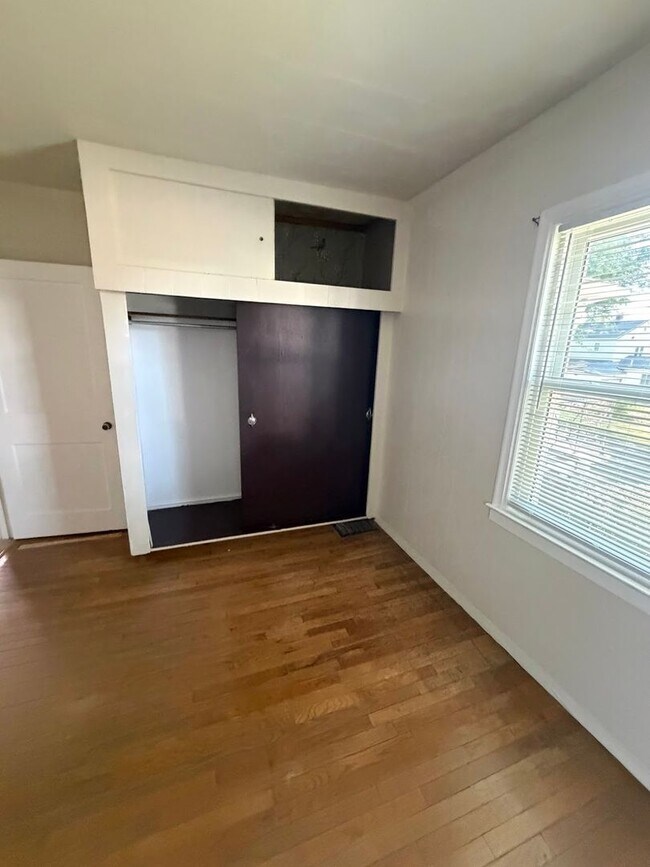 Building Photo - 3 Bedroom, 2 Full Bath Home with 4-Season Room, Garage & Large Lot
