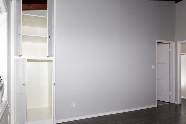 Building Photo - Townhome style apartments in up-and-coming...