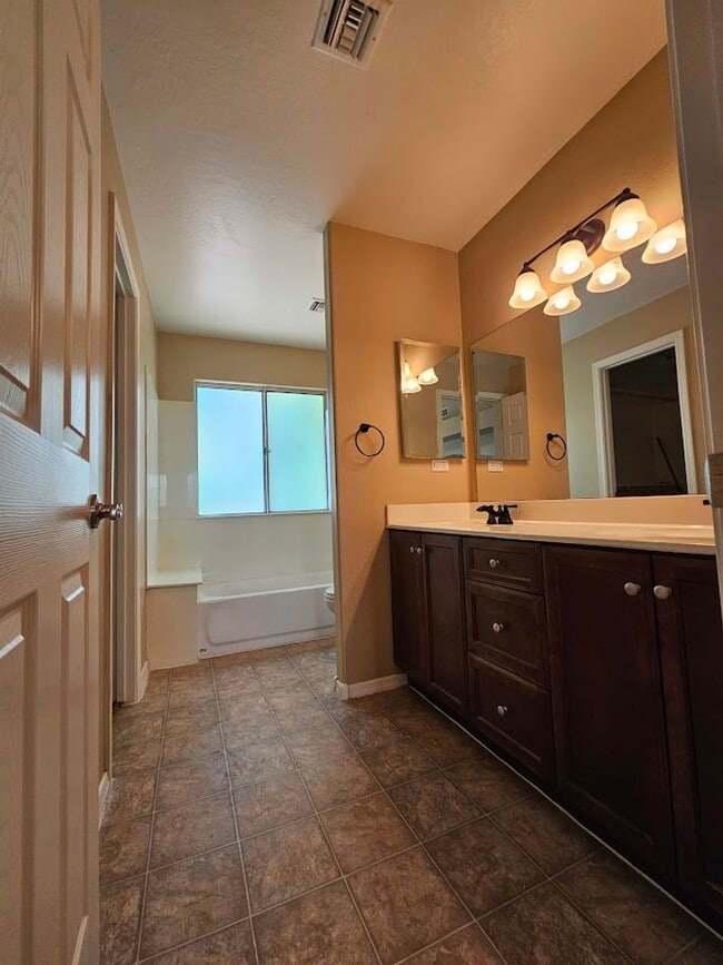 Building Photo - Alma School / Elliot 4 bedroom home