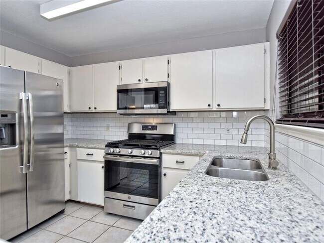 Building Photo - 813 Primrose Ln