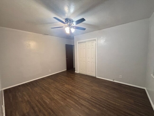 Building Photo - Spacious 3BR 1BA on 5th & I St! Large hous...