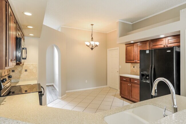 Building Photo - 265 Maplewood Dr