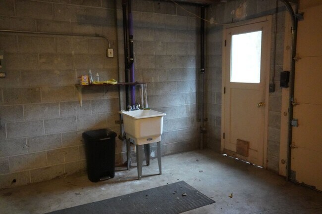 Building Photo - 5716 Alki Rd