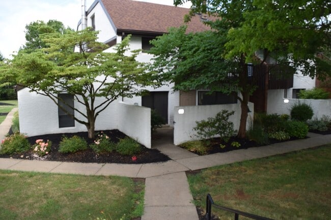 Building Photo - 801 Stratford Dr