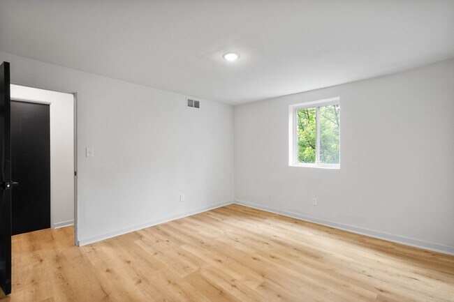 Building Photo - MOVE IN TODAY! 2-BEDROOM IN THE HEART OF C...