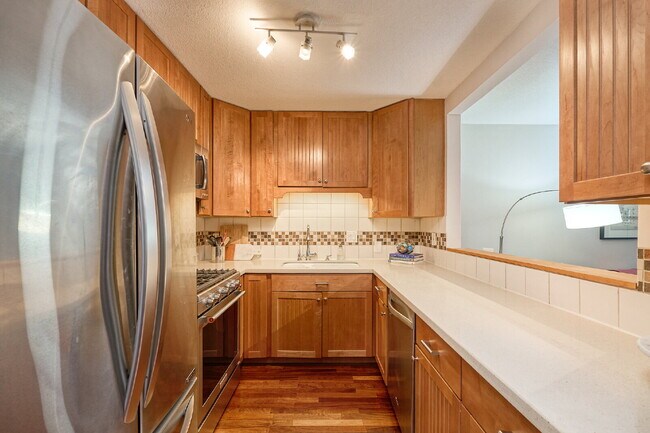 Building Photo - "Charming 3-Bed Townhouse with Scenic View...