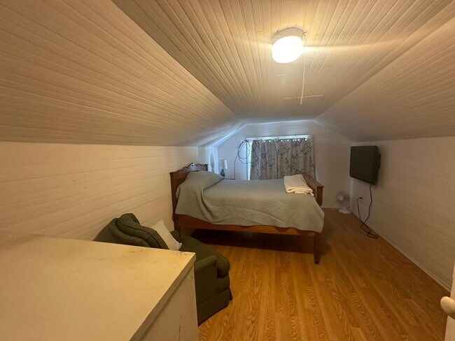 Building Photo - Salem Charm!