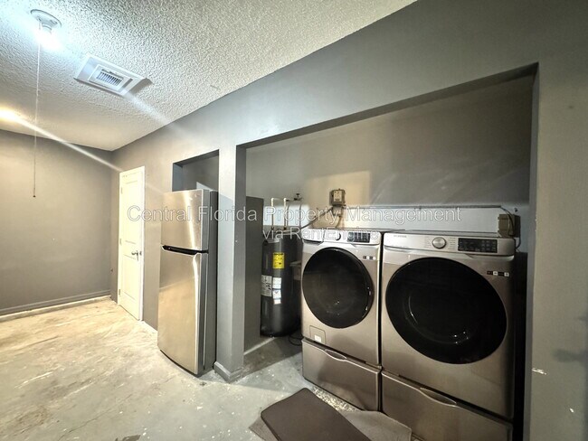 Building Photo - 658 Elwood St