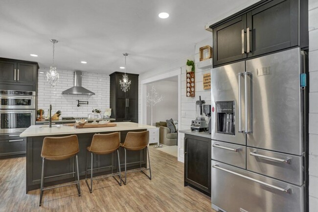 Building Photo - Beautiful 5 Bedroom Home Near the Cherry C...