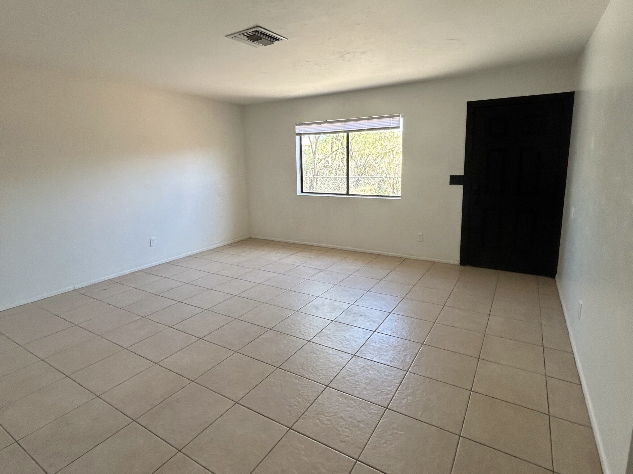 Building Photo - 815 E Lester St