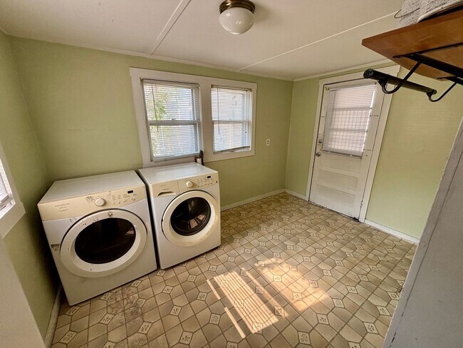 Building Photo - 3-bedroom home with Washer & Dryer Included