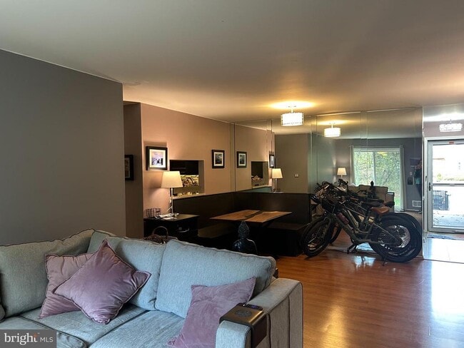 Building Photo - 13 Quince Ct