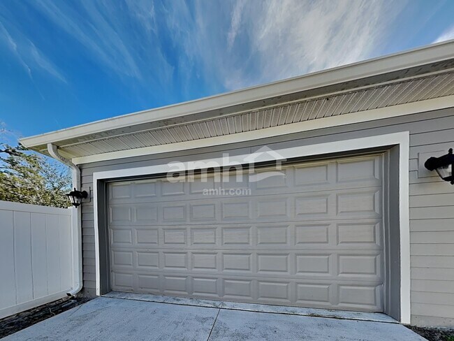 Building Photo - 2433 S Park Ave