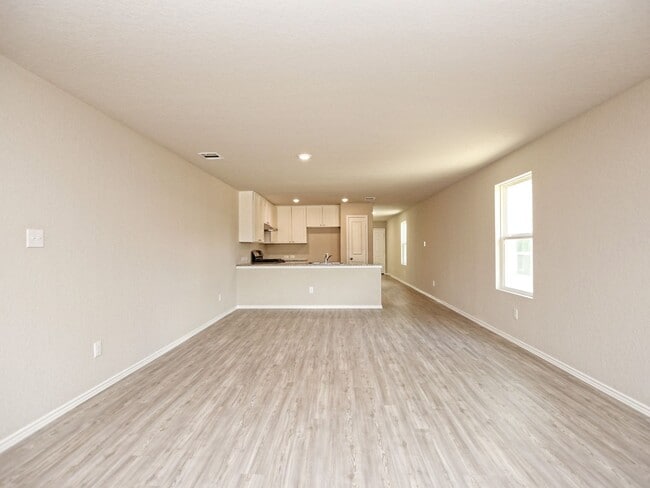 Building Photo - BEAUTIFUL 4BR/2BA - 1627 SF - WATERWHEEL!