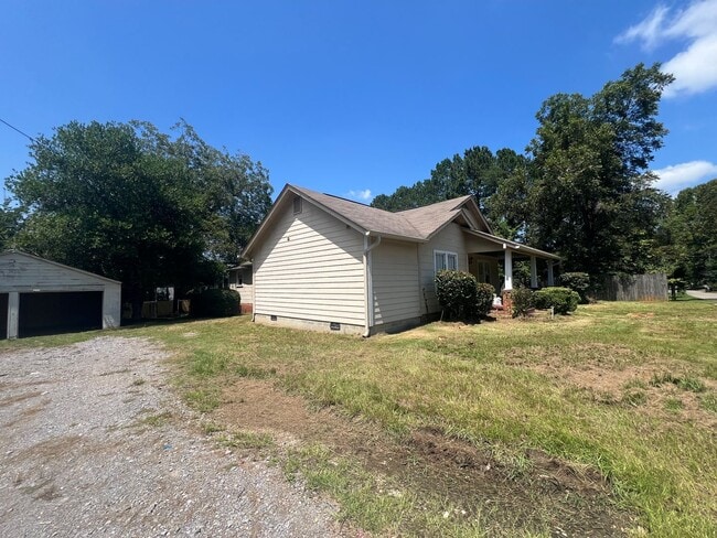 Building Photo - 4 bedroom 4 bathroom off Veterans Memorial...