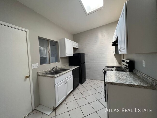 Building Photo - 2 BED / 1 BATH WITH PRIVATE BACKYARD