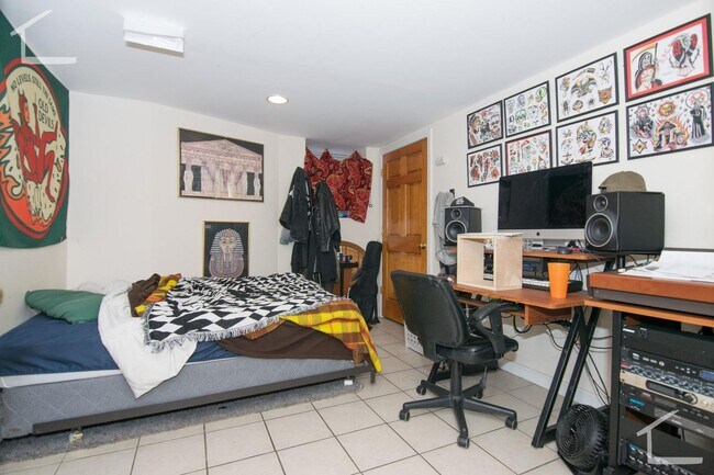 Building Photo - Huge 6 Bed 2 Bath Perfect for BU, Availabl...