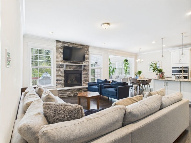 Building Photo - Spacious 5-Bedroom Colonial Home for Rent ...