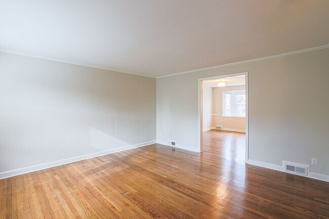 Building Photo - 3 BR 1-1/2 Baths MUST SEE- ACCEPTING HOSUING VOUCHERS!