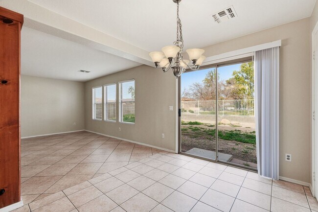 Building Photo - HUGE 6 Bedroom Home - Westgate and Freeways Nearby!