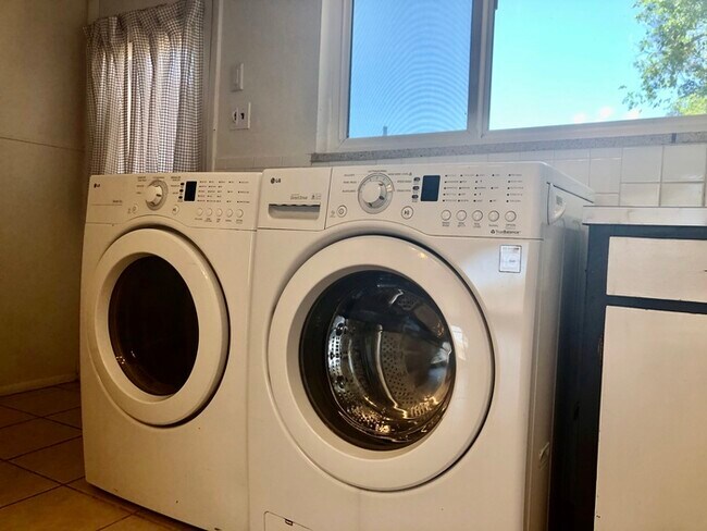 Building Photo - Stunning Duplex in Greeley