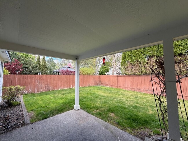 Building Photo - One Level, Golf Course Living- 3 bed + office, 2 bath