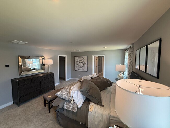 Building Photo - Never loved in Model Homes