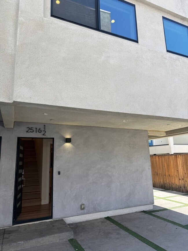 Building Photo - 2514 S Palm Grove Ave