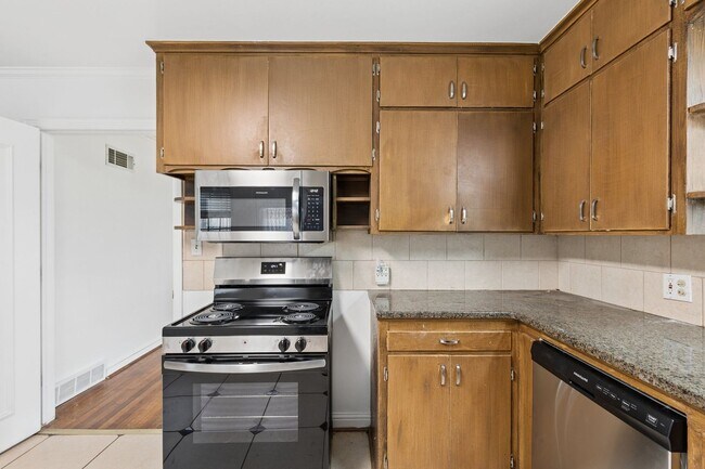 Building Photo - 1108 Larchmont Ln