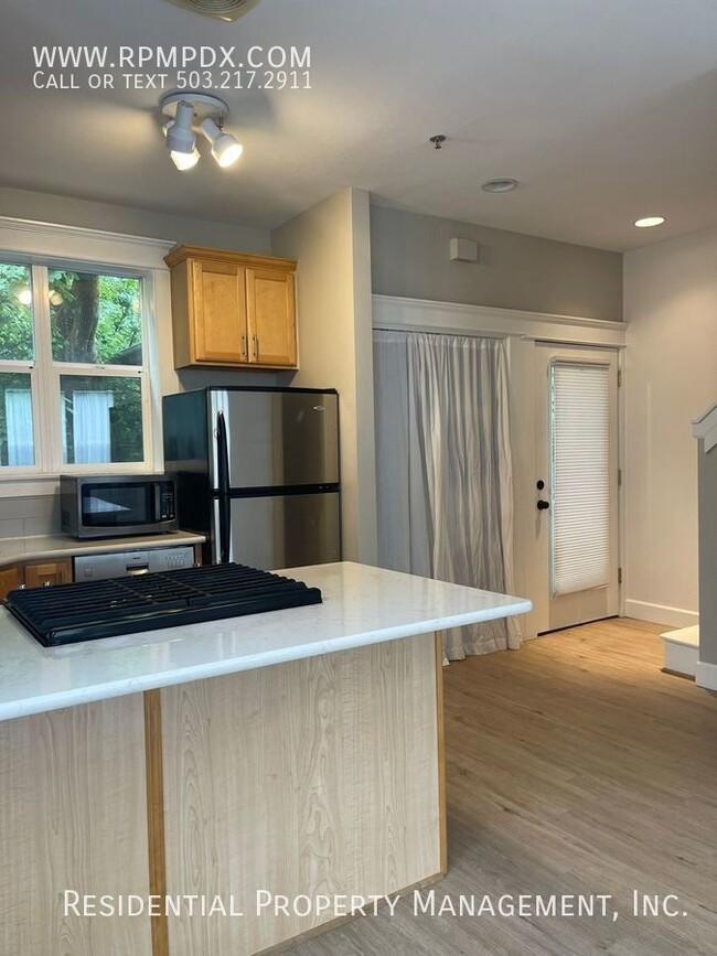 Building Photo - Sunlit End Unit 2 Bedroom Plus Flex Space,...