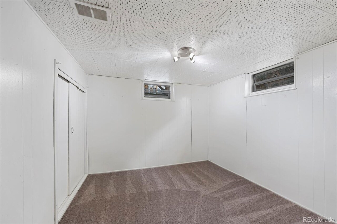 basement bedroom - 1994 Macon St