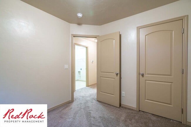 Building Photo - Beautiful 3 bedroom, 2.5 bathroom Townhome...