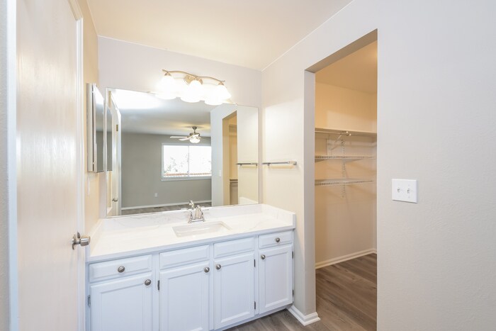 Building Photo - 4230 S Biscay Cir