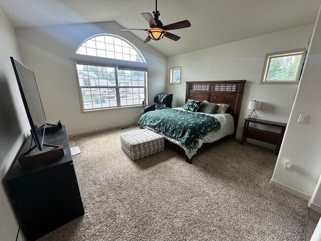 Building Photo - Amazing, Large & Beautiful Lakewood Home A...