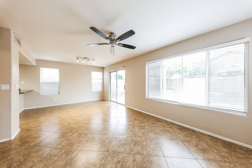 Building Photo - 1226 E Helena Dr