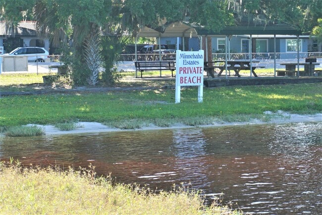 Building Photo - Modest 3 Br/1.5 Bath in Established Neighborhood