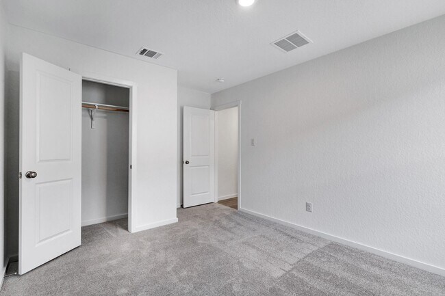 Building Photo - ***APPLICATION CURRENTLY UNDER REVIEW*** MOVE IN SPECIAL, ONE WEEK FREE***Open Concept Home in Wa...