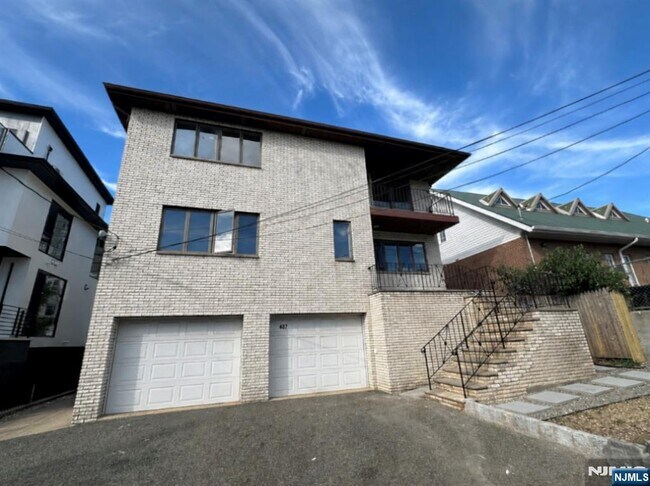 Building Photo - 407 Jane St