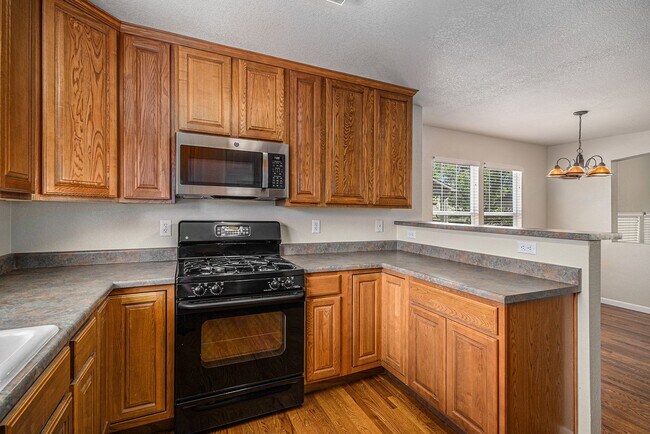 Building Photo - Spacious 3 bedroom in the heart of Castle ...