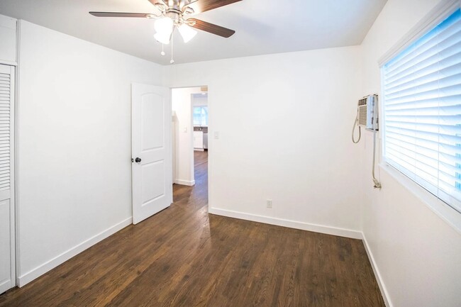 Building Photo - 2207 E Daily Dr
