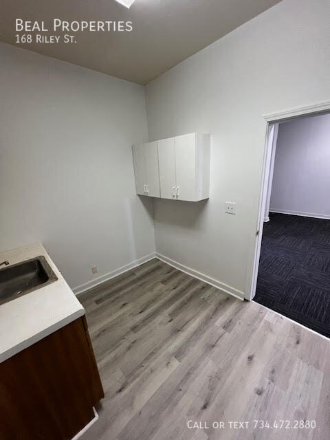 Building Photo - 168 Riley St