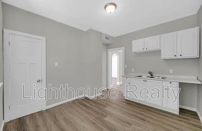 Building Photo - 1319 Marshall St