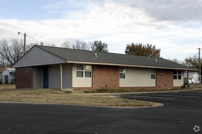 Primary Photo - Bull Dogger Apartments