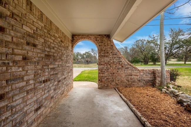 Building Photo - 2503 Versailles Dr