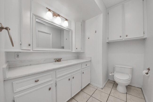 Building Photo - 2744 Briarhurst Dr